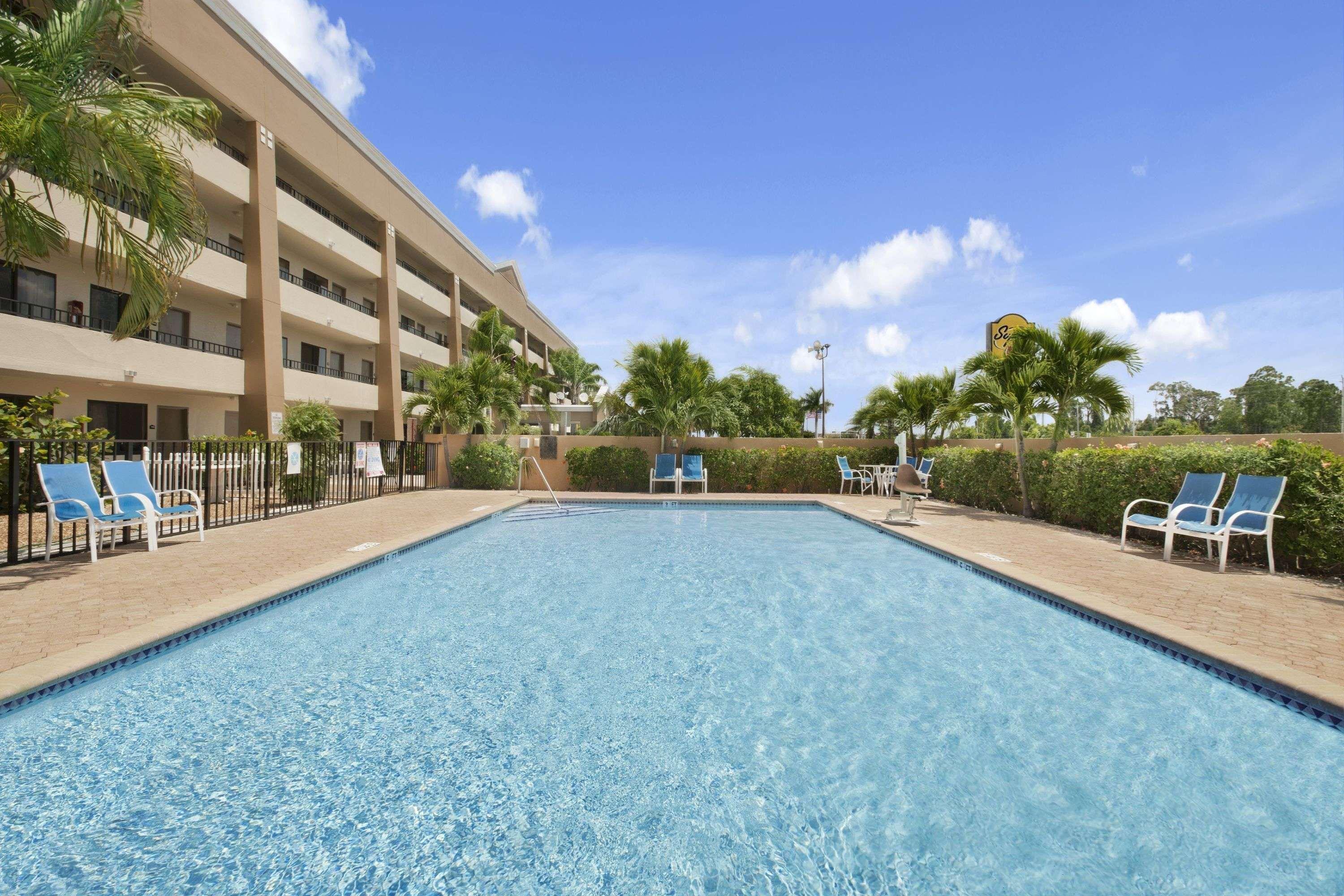 Super 8 By Wyndham Fort Myers Exterior foto