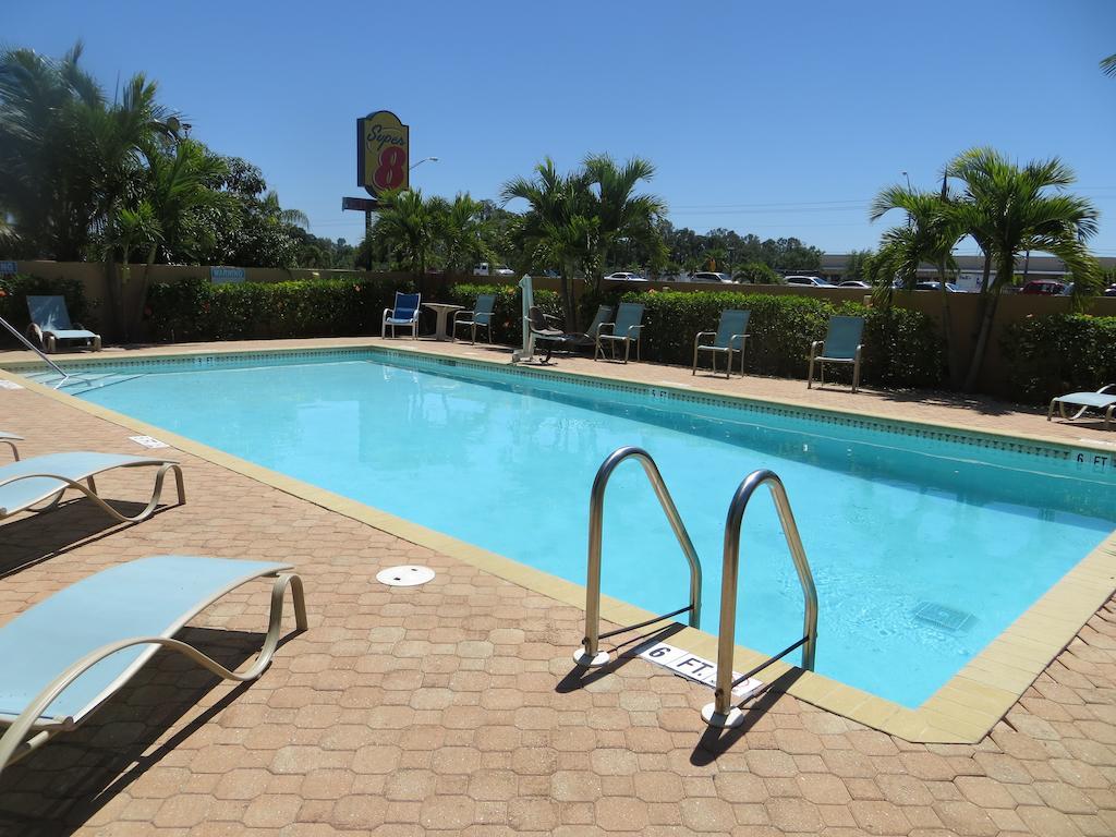 Super 8 By Wyndham Fort Myers Exterior foto