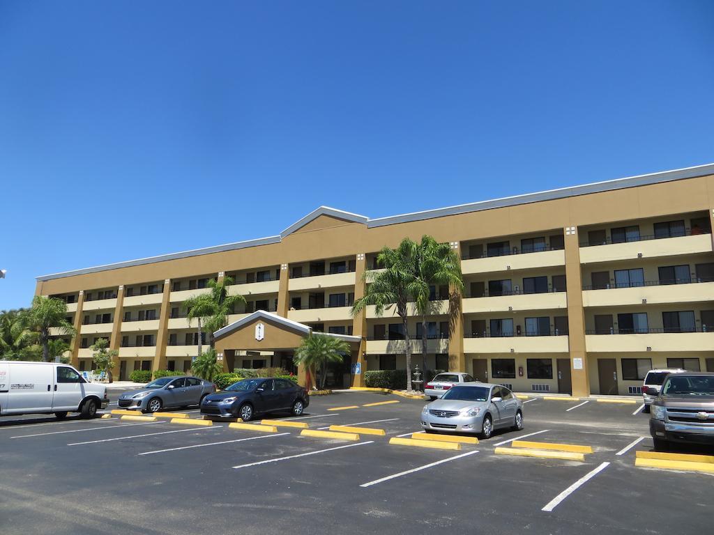 Super 8 By Wyndham Fort Myers Exterior foto