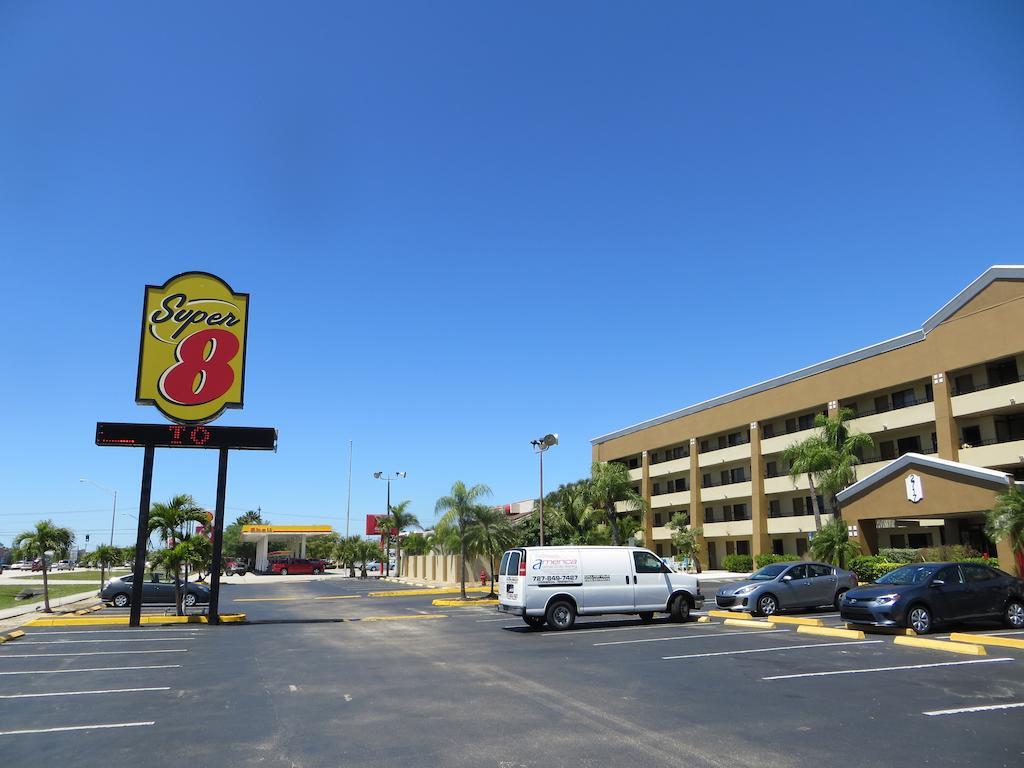 Super 8 By Wyndham Fort Myers Exterior foto